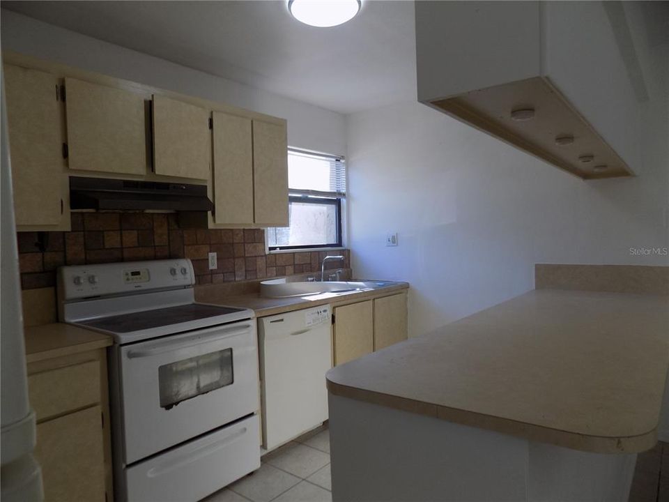 For Rent: $1,000 (1 beds, 1 baths, 876 Square Feet)