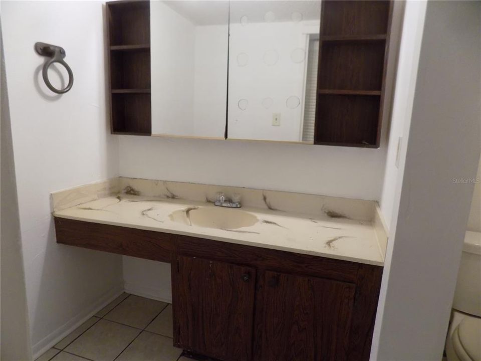 For Rent: $1,000 (1 beds, 1 baths, 876 Square Feet)