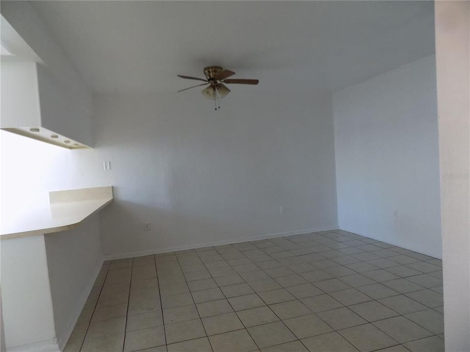 For Rent: $1,000 (1 beds, 1 baths, 876 Square Feet)