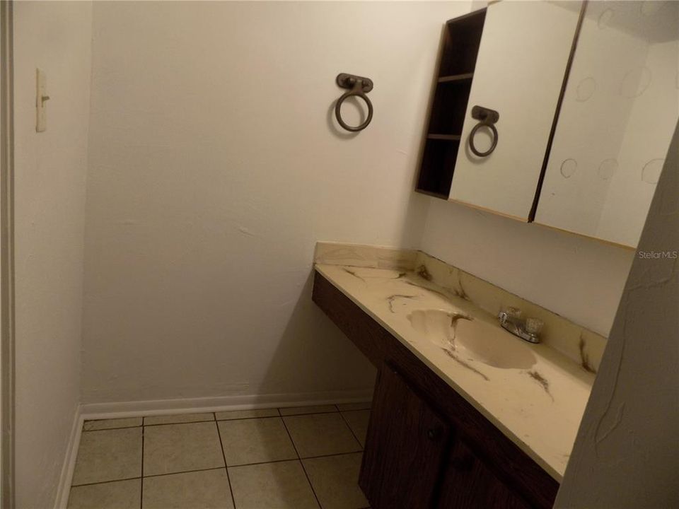 For Rent: $1,000 (1 beds, 1 baths, 876 Square Feet)
