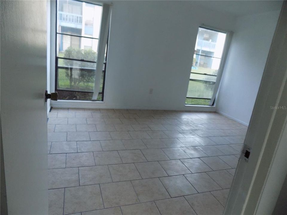 For Rent: $1,000 (1 beds, 1 baths, 876 Square Feet)