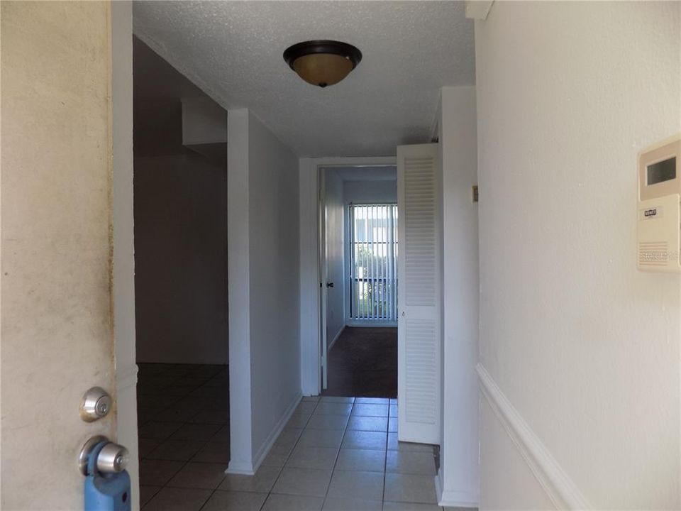 For Rent: $1,000 (1 beds, 1 baths, 876 Square Feet)