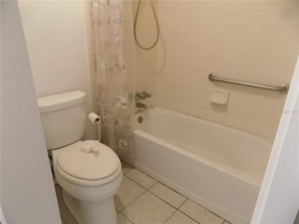 For Rent: $1,000 (1 beds, 1 baths, 876 Square Feet)