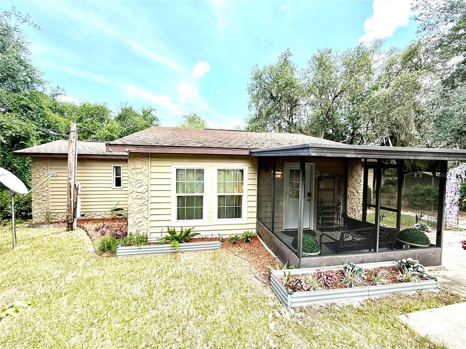 For Sale: $298,000 (3 beds, 2 baths, 1106 Square Feet)