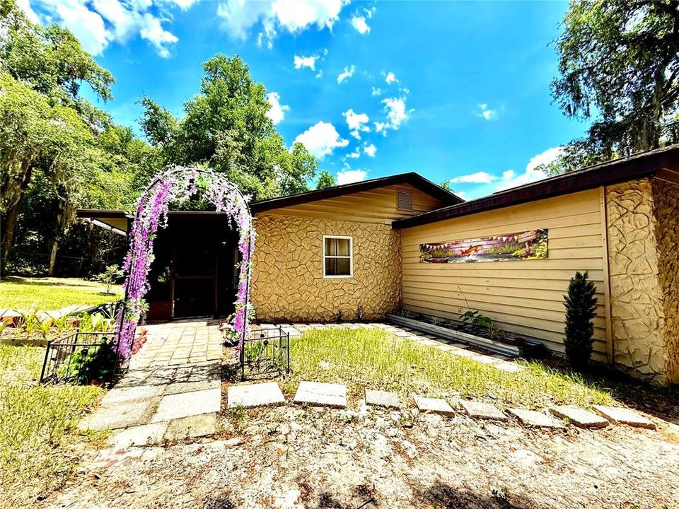 For Sale: $298,000 (3 beds, 2 baths, 1106 Square Feet)