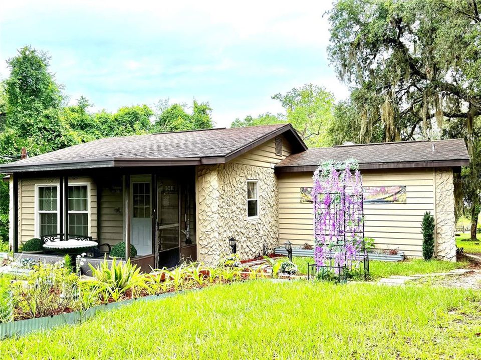 For Sale: $298,000 (3 beds, 2 baths, 1106 Square Feet)