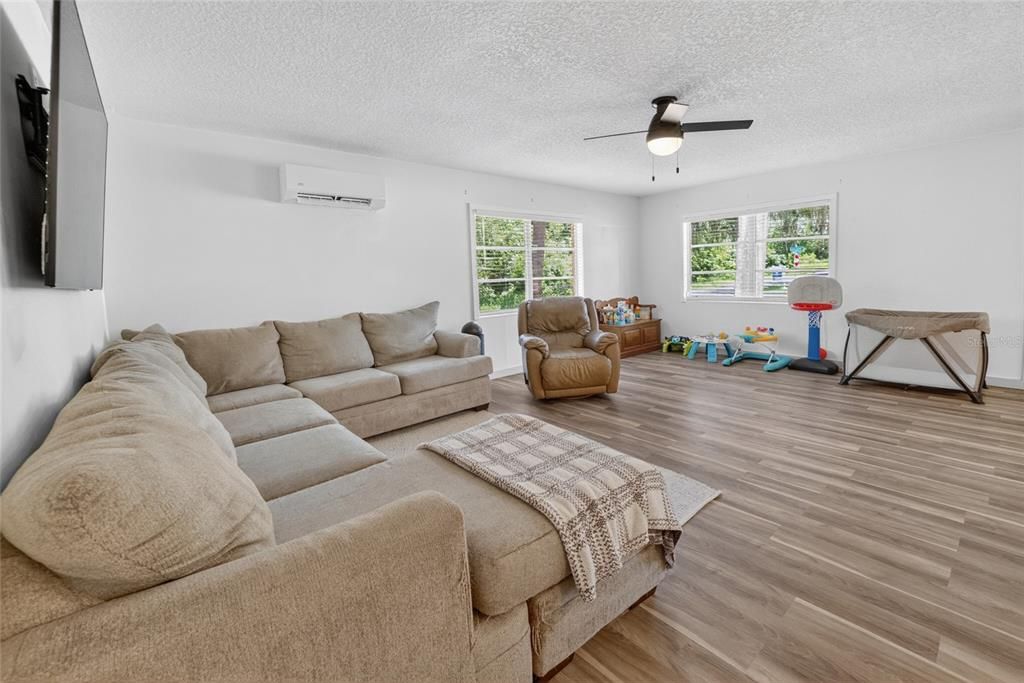 For Sale: $289,000 (3 beds, 2 baths, 1264 Square Feet)