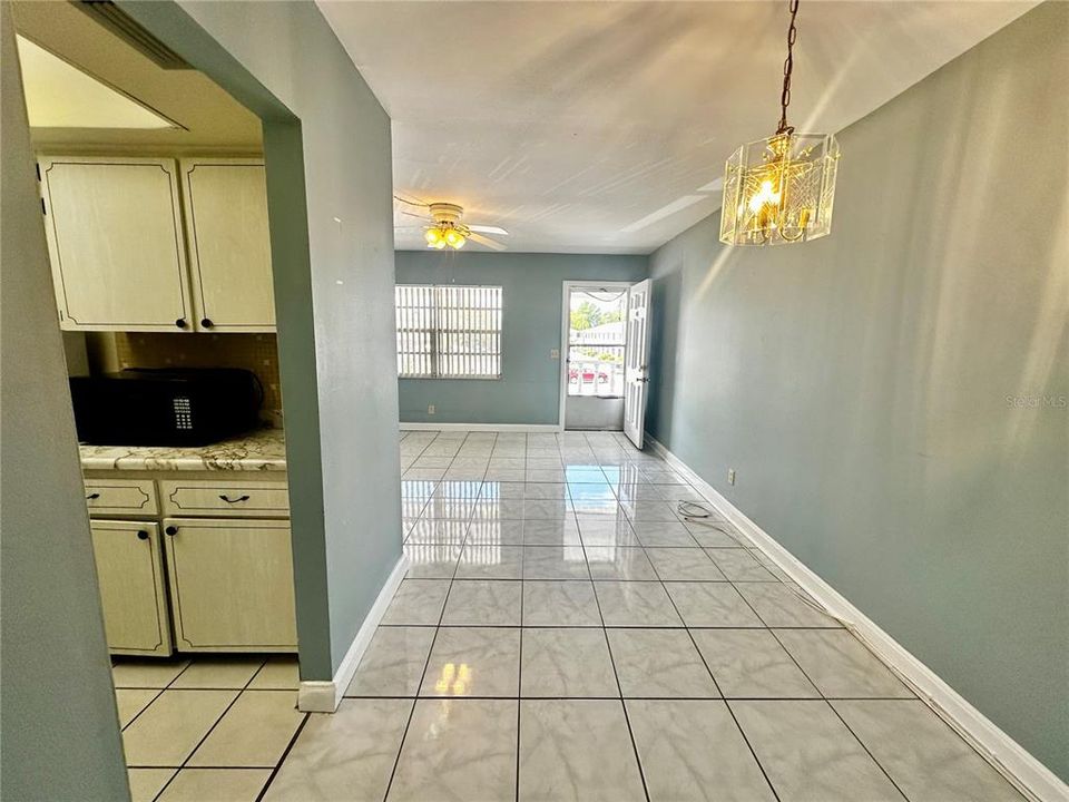 For Sale: $79,900 (1 beds, 1 baths, 736 Square Feet)