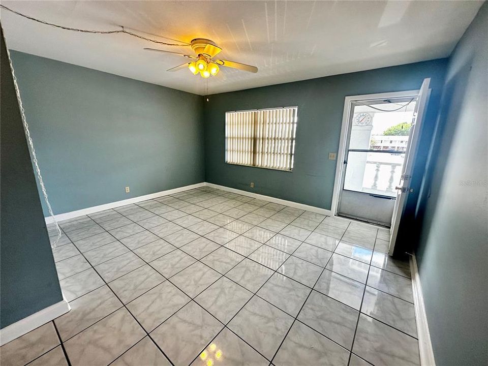 For Sale: $79,900 (1 beds, 1 baths, 736 Square Feet)