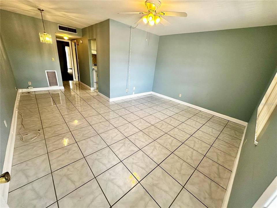 For Sale: $79,900 (1 beds, 1 baths, 736 Square Feet)