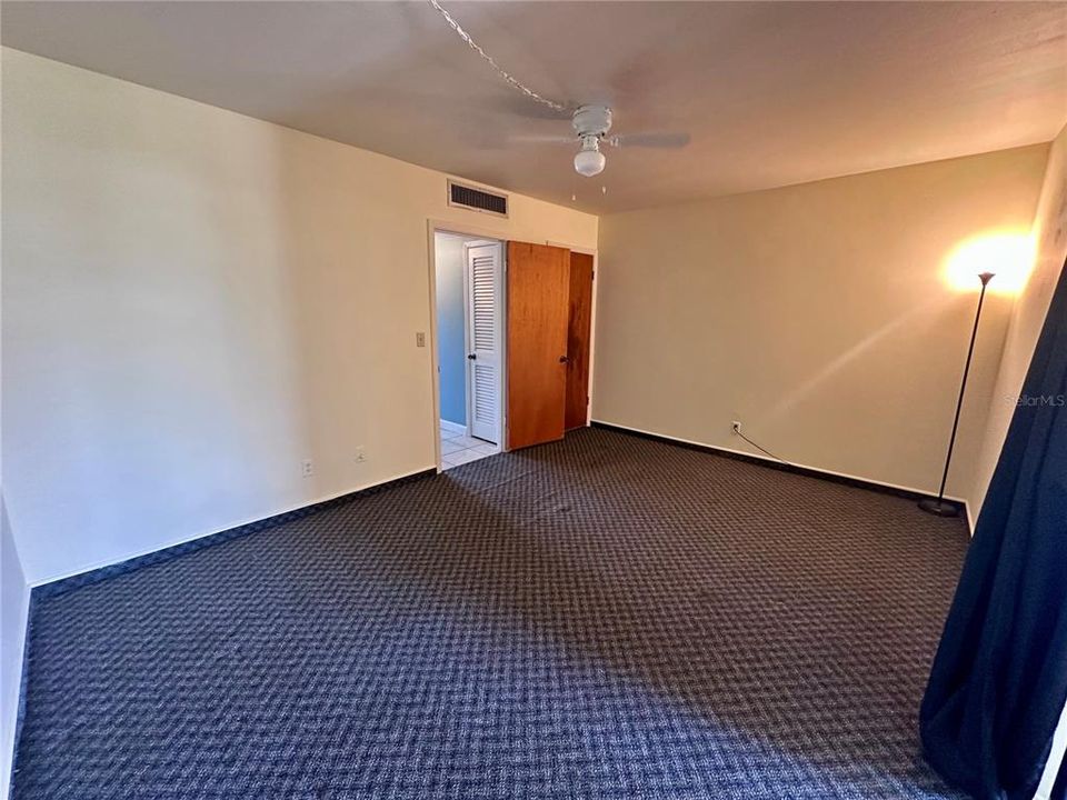 For Sale: $79,900 (1 beds, 1 baths, 736 Square Feet)