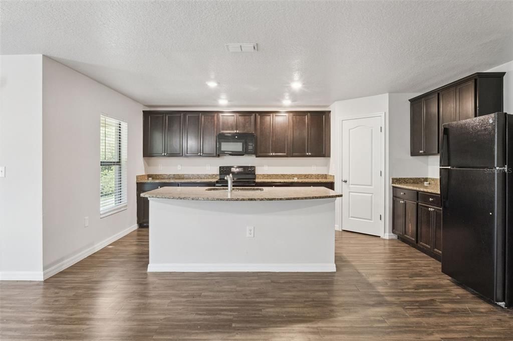 For Sale: $340,000 (5 beds, 3 baths, 1944 Square Feet)
