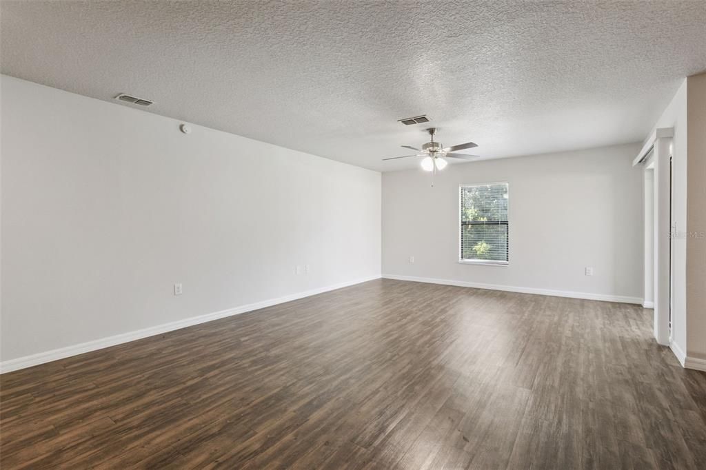 For Sale: $340,000 (5 beds, 3 baths, 1944 Square Feet)