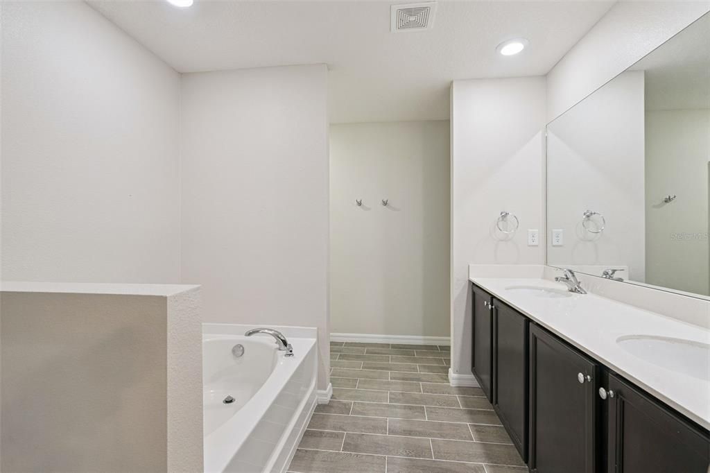 For Sale: $319,900 (4 beds, 2 baths, 1842 Square Feet)