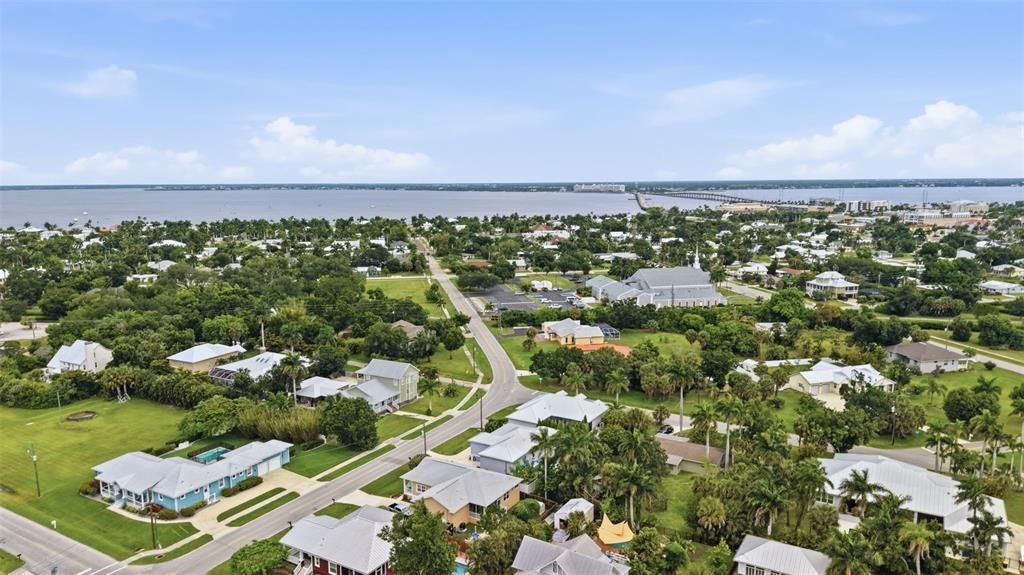 For Sale: $425,000 (2 beds, 2 baths, 1270 Square Feet)