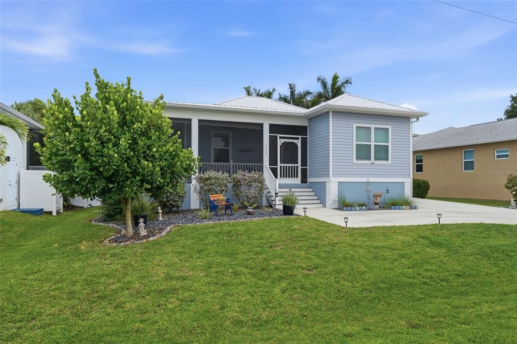 For Sale: $425,000 (2 beds, 2 baths, 1270 Square Feet)