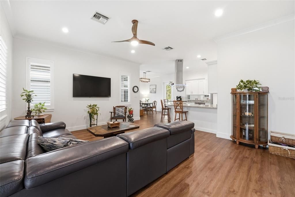 For Sale: $425,000 (2 beds, 2 baths, 1270 Square Feet)