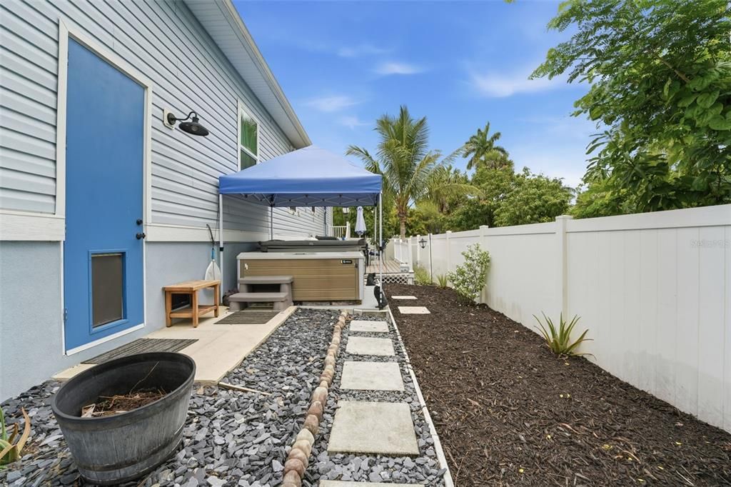 For Sale: $425,000 (2 beds, 2 baths, 1270 Square Feet)