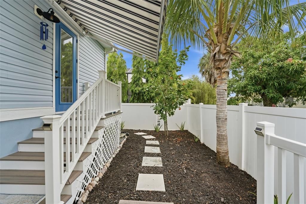 For Sale: $425,000 (2 beds, 2 baths, 1270 Square Feet)