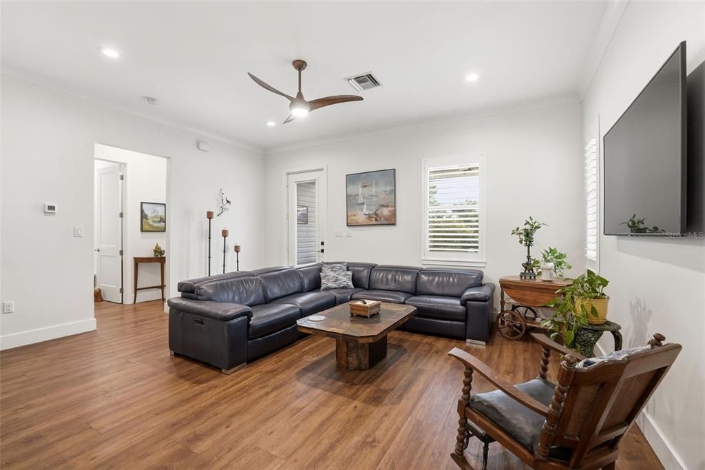 For Sale: $425,000 (2 beds, 2 baths, 1270 Square Feet)