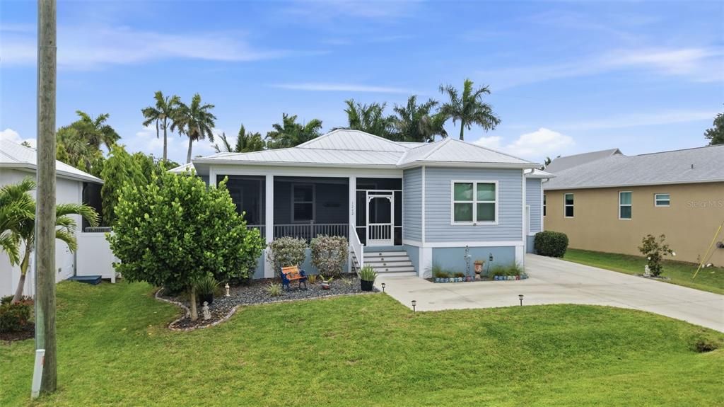 For Sale: $425,000 (2 beds, 2 baths, 1270 Square Feet)