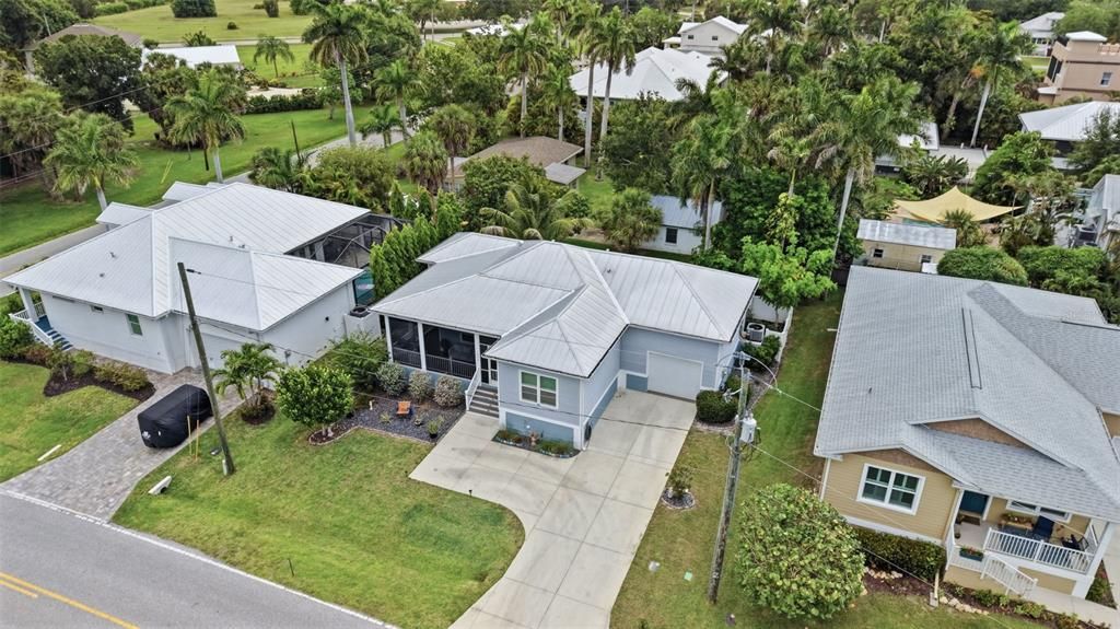 For Sale: $425,000 (2 beds, 2 baths, 1270 Square Feet)