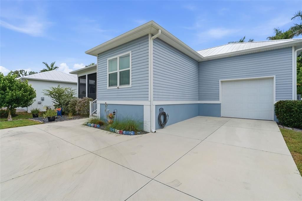 For Sale: $425,000 (2 beds, 2 baths, 1270 Square Feet)