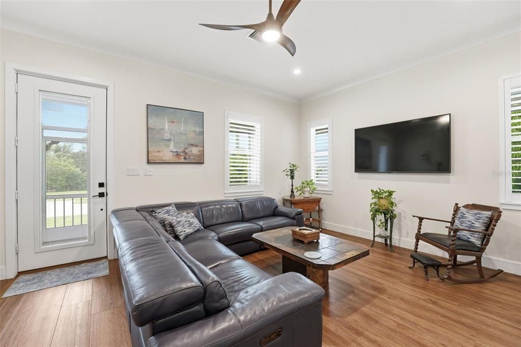 For Sale: $425,000 (2 beds, 2 baths, 1270 Square Feet)