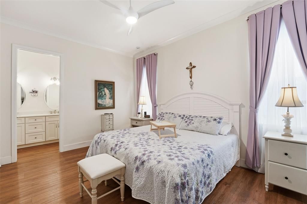 For Sale: $425,000 (2 beds, 2 baths, 1270 Square Feet)