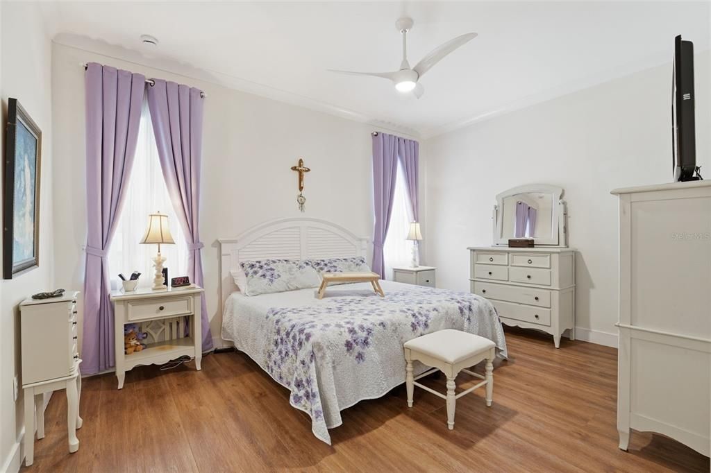 For Sale: $425,000 (2 beds, 2 baths, 1270 Square Feet)