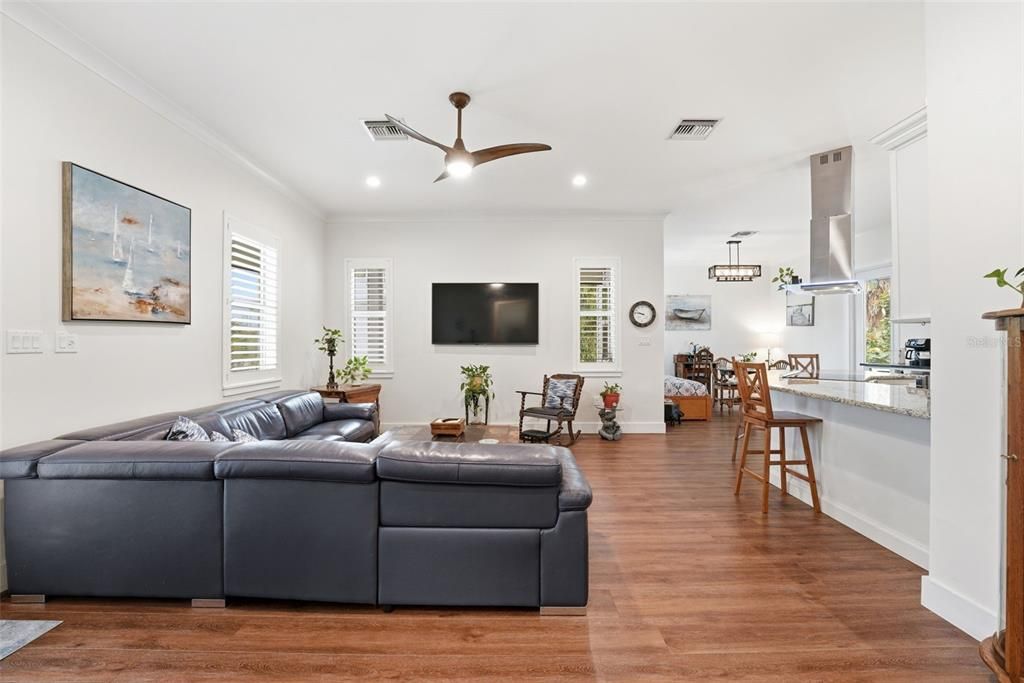 For Sale: $425,000 (2 beds, 2 baths, 1270 Square Feet)