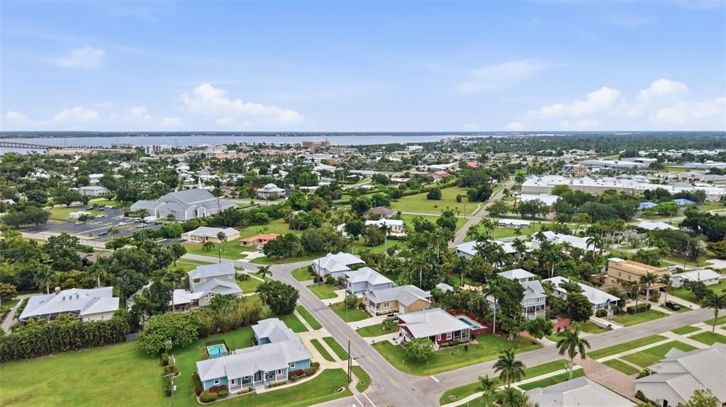 For Sale: $425,000 (2 beds, 2 baths, 1270 Square Feet)