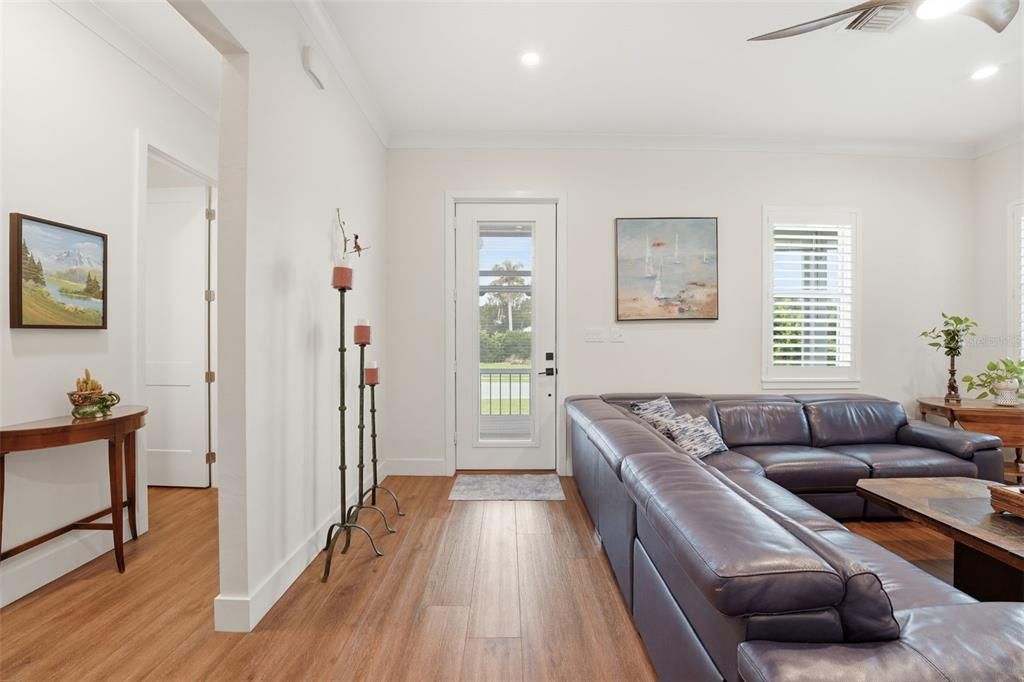 For Sale: $425,000 (2 beds, 2 baths, 1270 Square Feet)
