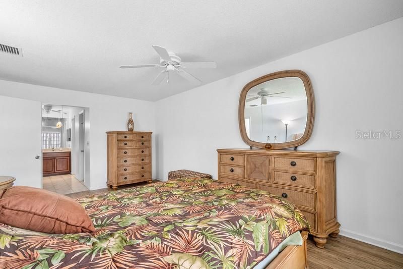 For Sale: $224,700 (2 beds, 2 baths, 1238 Square Feet)