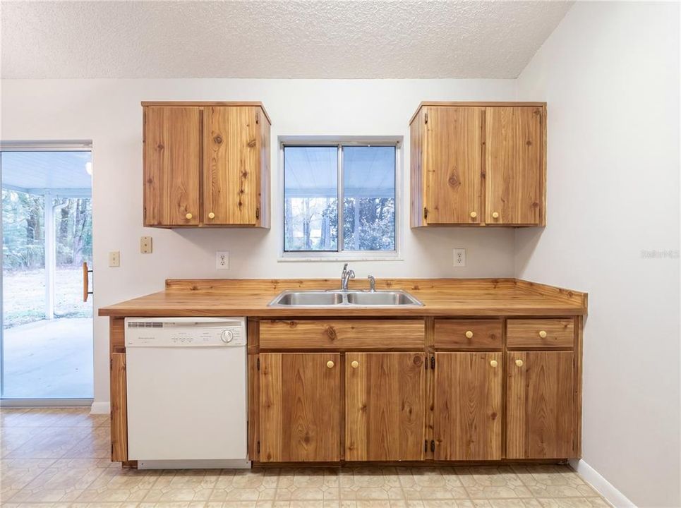For Sale: $213,000 (2 beds, 1 baths, 900 Square Feet)
