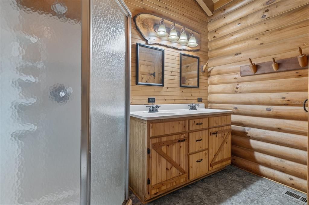 Active With Contract: $230,800 (2 beds, 2 baths, 1215 Square Feet)