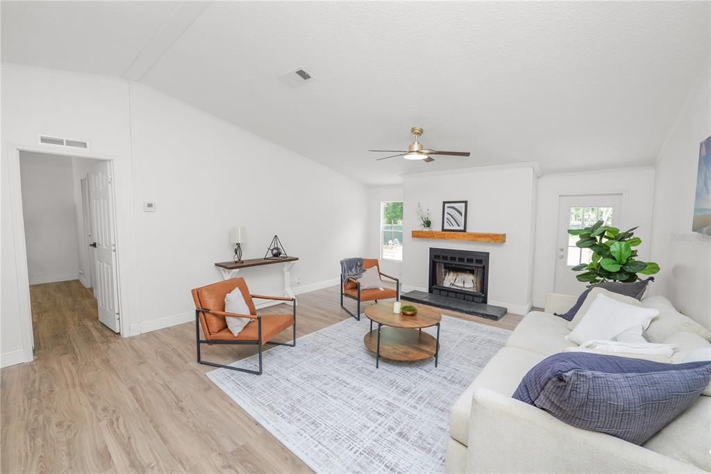 Activo con contrato: $299,000 (3 camas, 2 baños, 1860 Pies cuadrados)