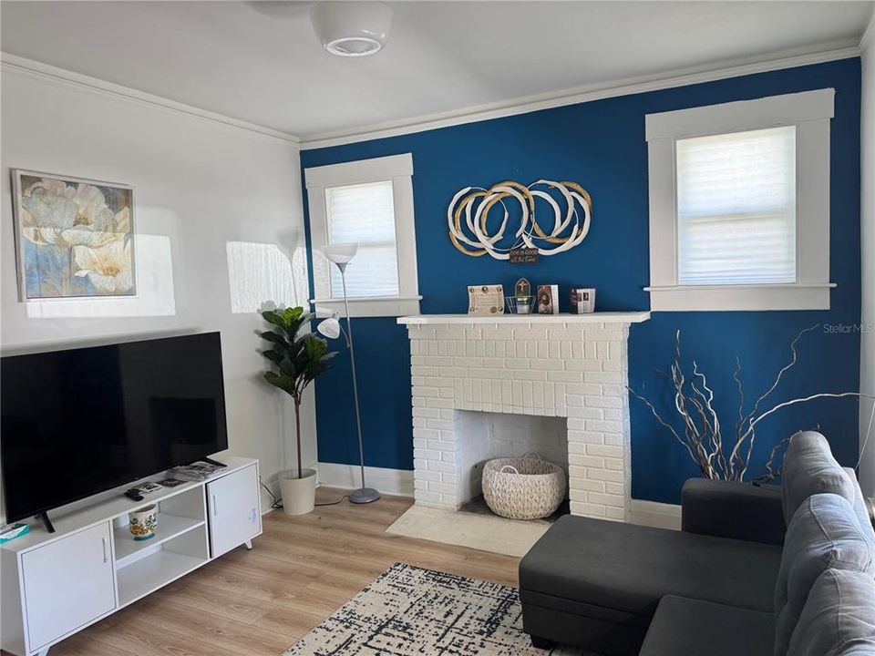 For Rent: $2,160 (2 beds, 1 baths, 810 Square Feet)