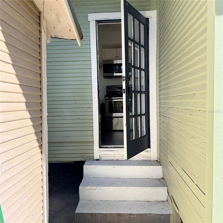 For Rent: $2,160 (2 beds, 1 baths, 810 Square Feet)