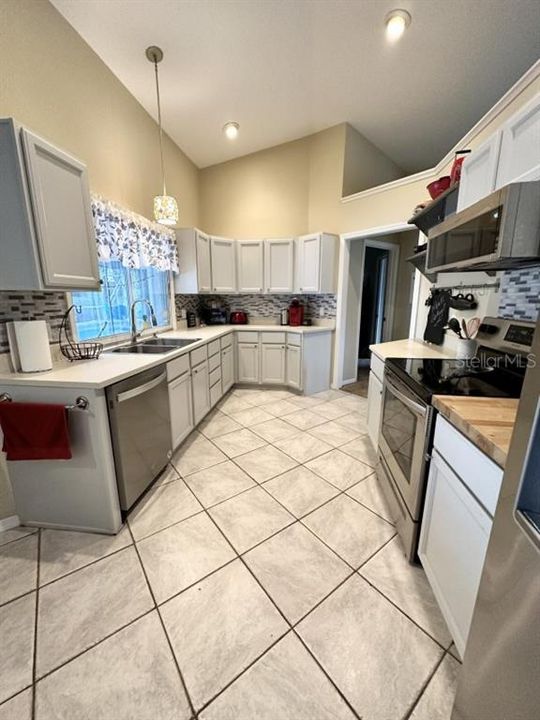 En Venta: $425,000 (3 camas, 2 baños, 2181 Pies cuadrados)