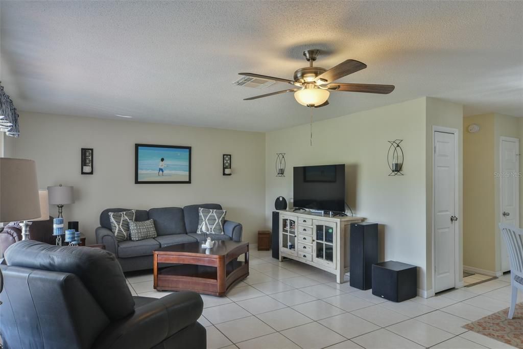For Sale: $214,900 (2 beds, 2 baths, 1259 Square Feet)