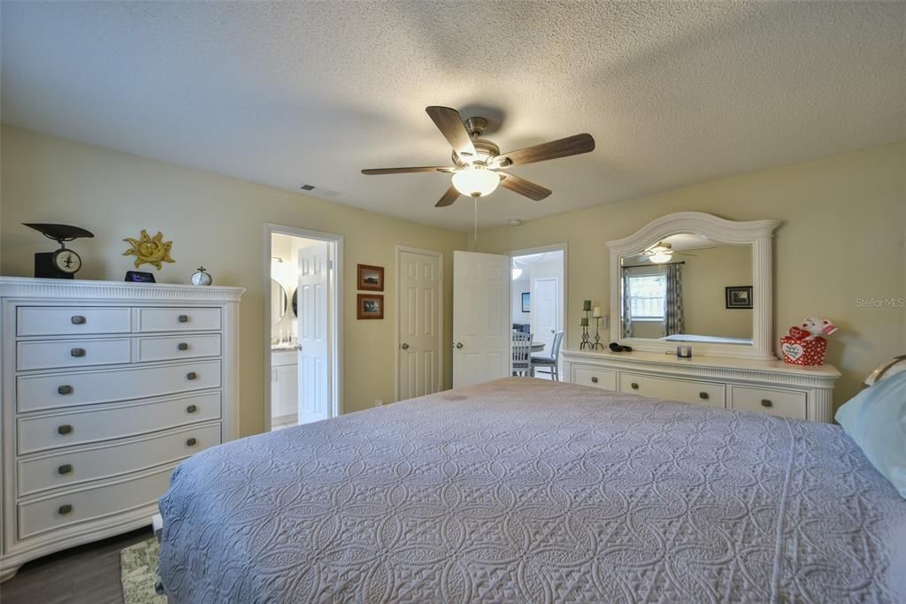 For Sale: $214,900 (2 beds, 2 baths, 1259 Square Feet)