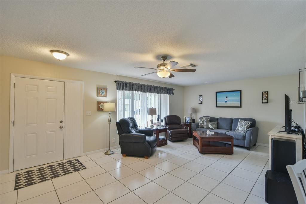 For Sale: $214,900 (2 beds, 2 baths, 1259 Square Feet)