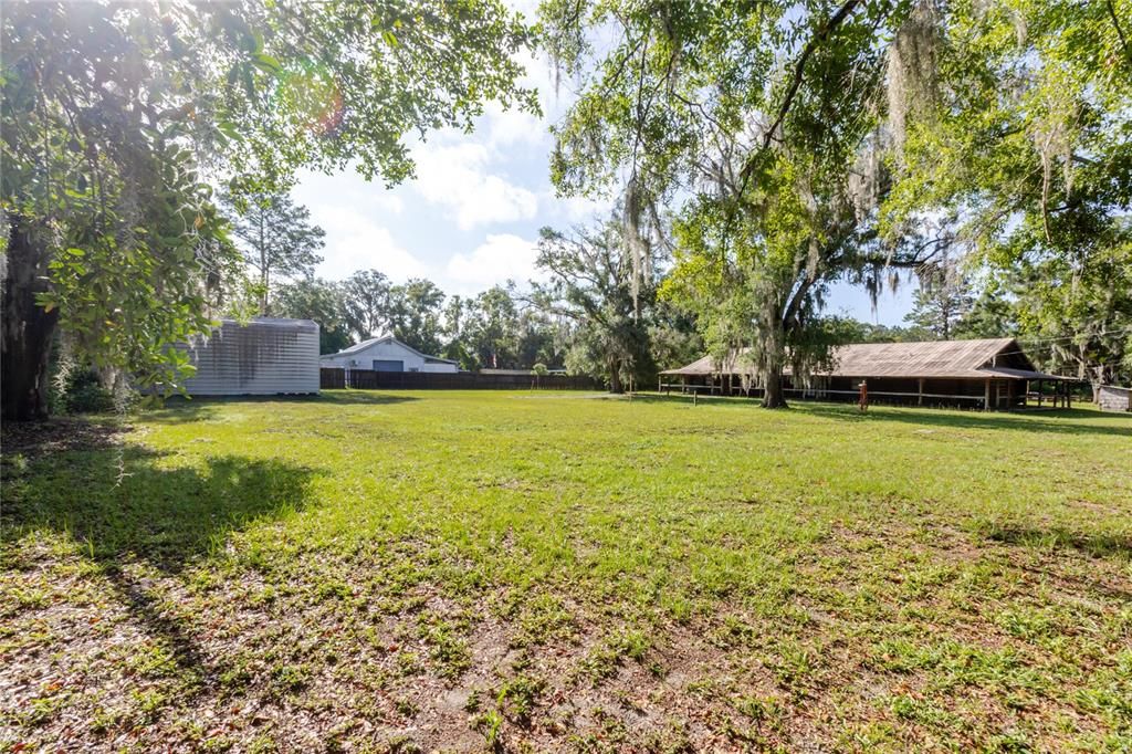 待售: $700,000 (1.19 acres)