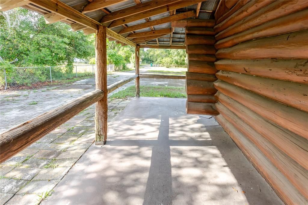 待售: $700,000 (1.19 acres)