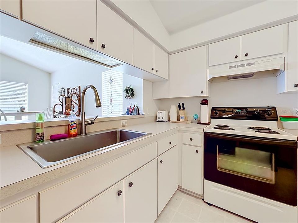 For Sale: $229,500 (2 beds, 2 baths, 1572 Square Feet)