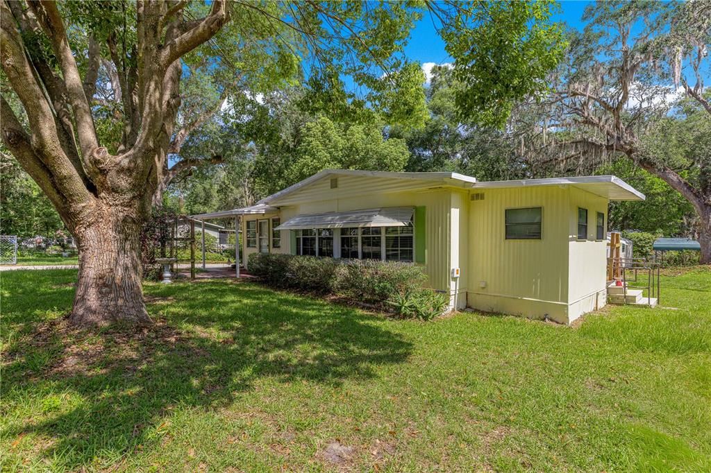 For Sale: $129,000 (2 beds, 2 baths, 997 Square Feet)