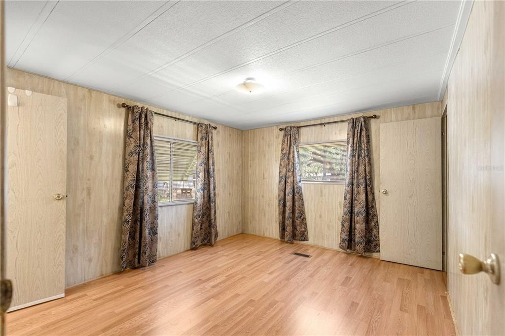 For Sale: $129,000 (2 beds, 2 baths, 997 Square Feet)