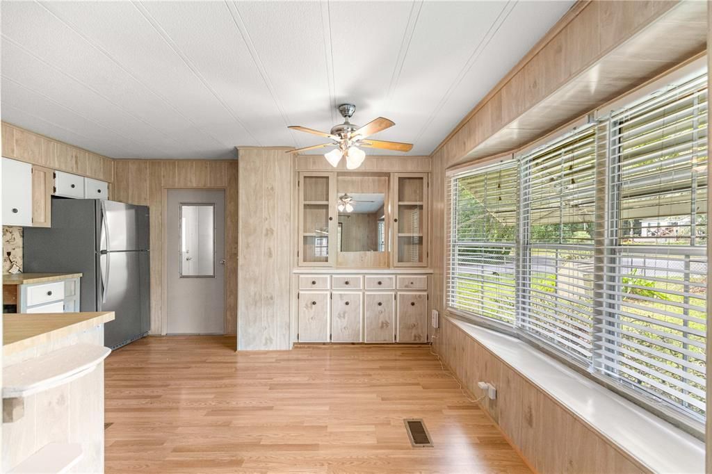 For Sale: $129,000 (2 beds, 2 baths, 997 Square Feet)