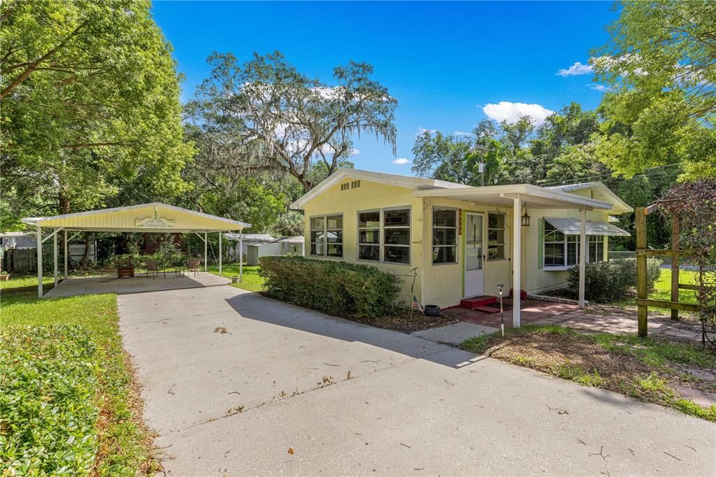 For Sale: $129,000 (2 beds, 2 baths, 997 Square Feet)
